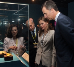 Los Príncipes junto al ministro de Educación, Cultura y Deporte, José Ignacio Wert y la comisaria de la exposicicón, Carmen Marcos, observan una de la